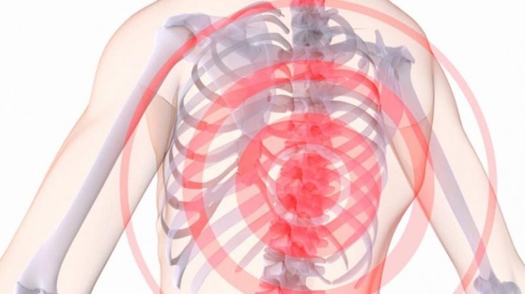 При остеохондрозе шейного и грудного отдела могут появляться боли, похожие на сердечные
