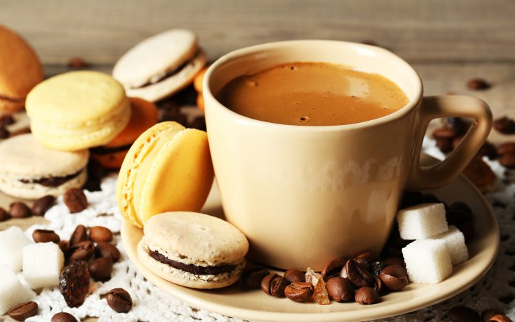 Прием сладостей и кофе для больного остеохондрозом должен быть ограничен