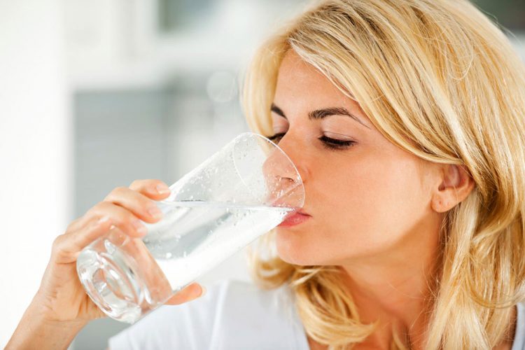 Больному остеохондрозом обязательно необходимо пить достаточное количество воды