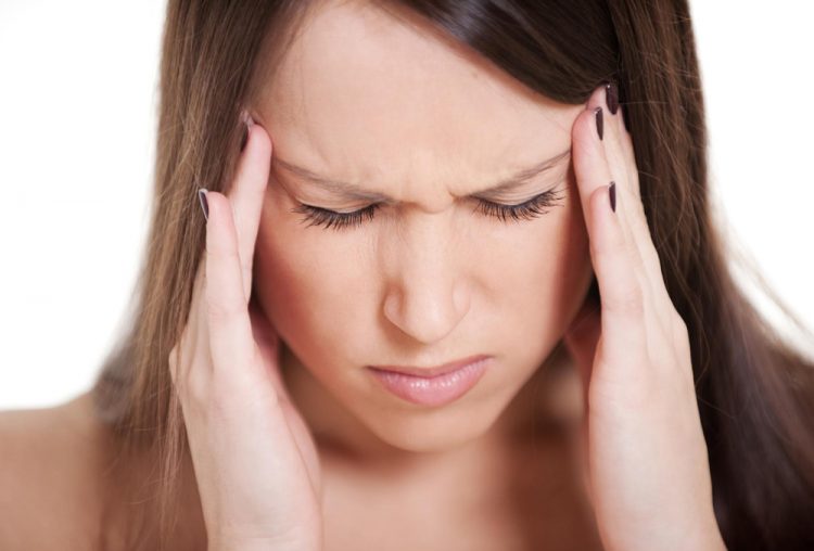 При шейном остеохондрозе часто может наблюдаться головная боль и головокружение