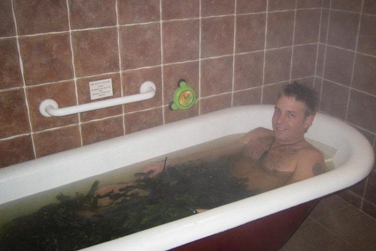 Мужчина в ванне с крапивой