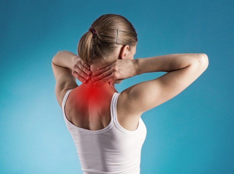 При первых симптомах шейного остеохондроза нужно немедленно начинать лечение