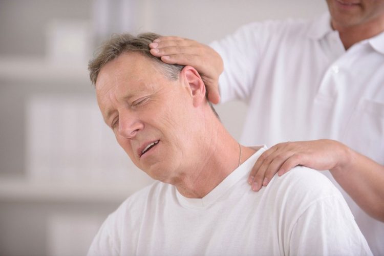 Боль в области шеи - один из первых симптомов