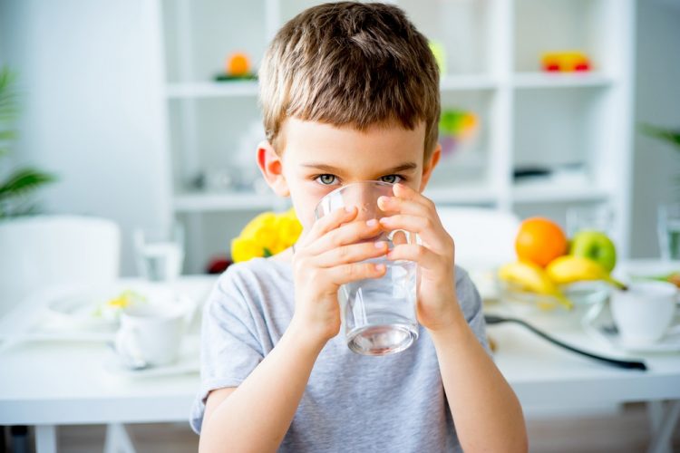 Ребенку в день необходимо выпивать достаточное количество воды