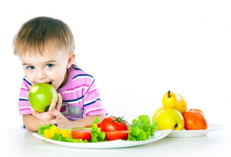 В рационе ребенка должны присутствовать фрукты и овощи
