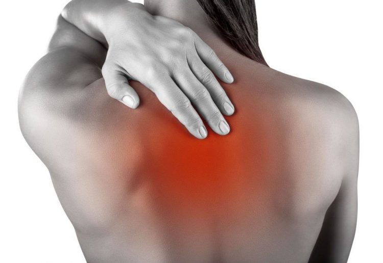 Онемение зоны лопаток - один из симптомов грудного корешкового остеохондроза