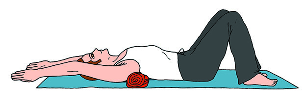 Японское упражнение для позвоночника с валиком из полотенца