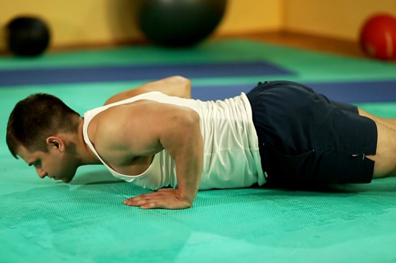 Комплекс упражнений в тренажерном зале для мужчин и женщин. какие упражнения для тренировки мышц?
