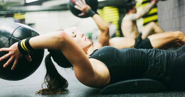 8 упражнений для женщин, которые помогут сжечь жир на руках