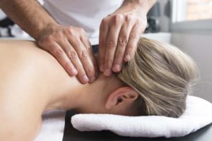 Как делать лечебный массаж шеи при остеохондрозе шейного отдела позвоночника дома?