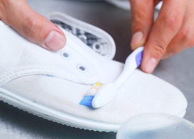 Как почистить белые кроссовки в домашних условиях специальными или подручными средствами