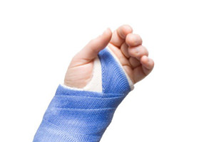 Отек при переломе руки, причины появления и как снять неприятный симптом