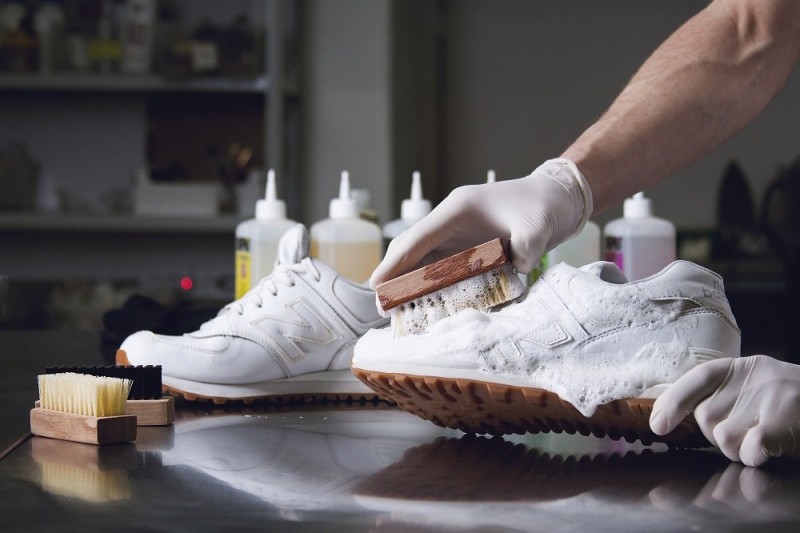 Как почистить белые кроссовки в домашних условиях специальными или подручными средствами