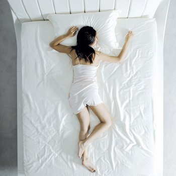 Mens Health. Журнал                                                            Как положение тела во время сна влияет на здоровье 6 примеров