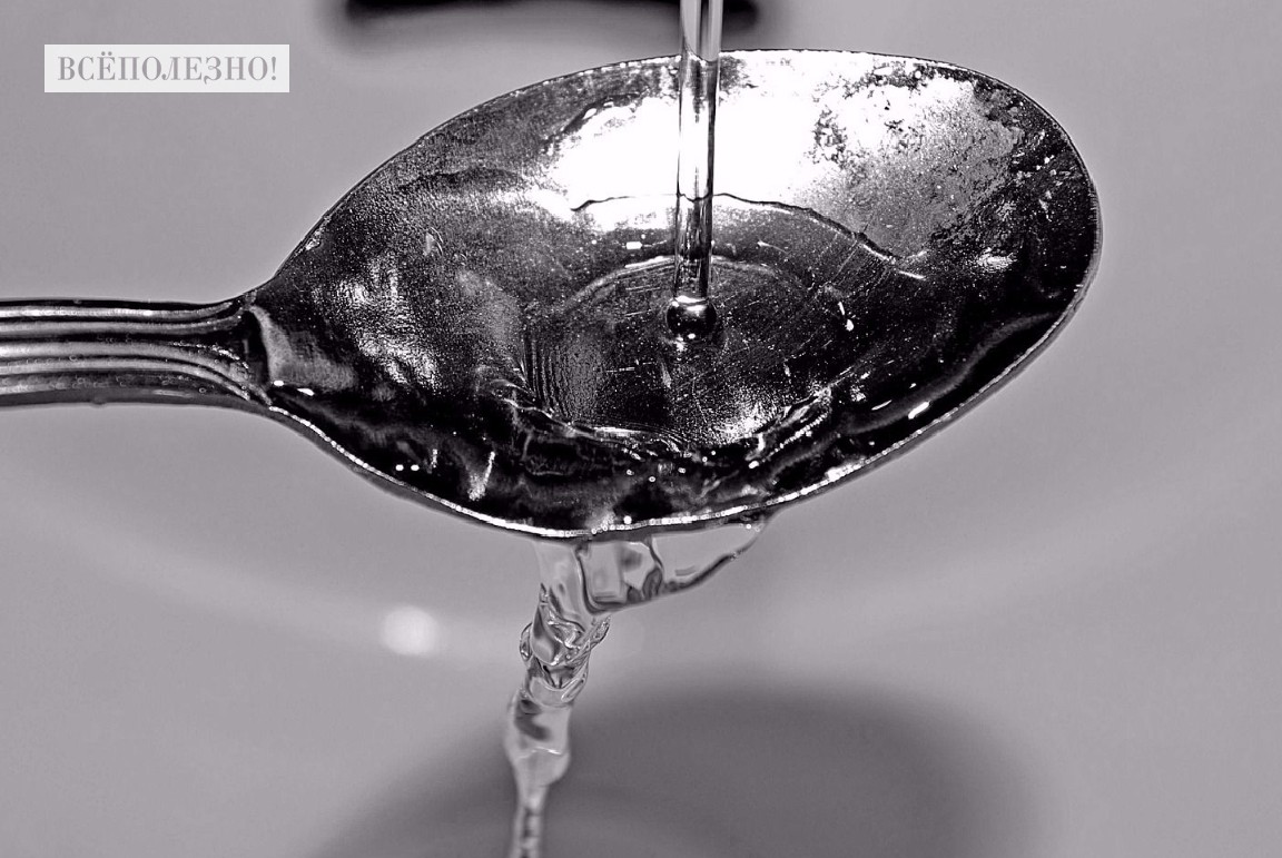Серебряная ложка в воде весит