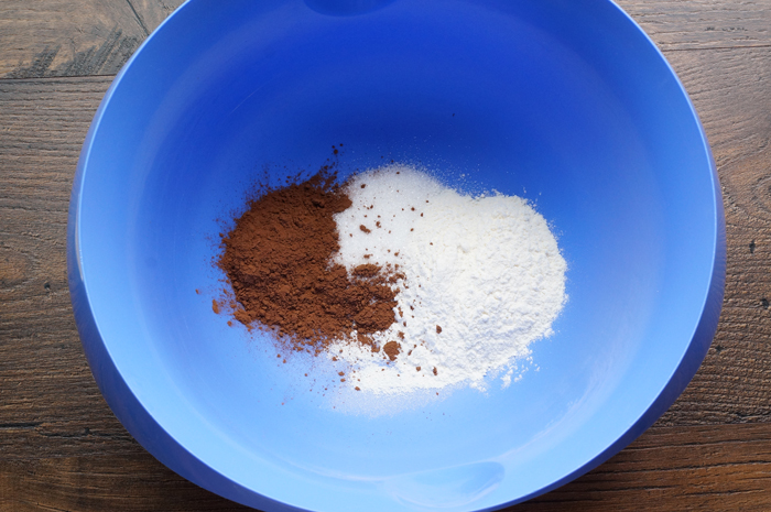 Вкусный десерт за 5 минут: быстрый шоколадный кекс в микроволновке