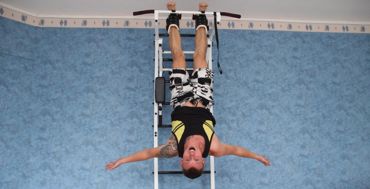 Упражнения для укрепления спины на шведской стенке