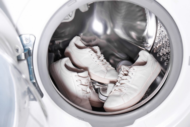 Как вручную отстирать кроссовки: как правильно стирать белые кроссовки, замшевые, кожаные