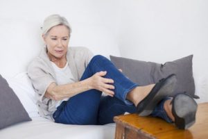 Причины судорог ног у пожилых людей и лечение